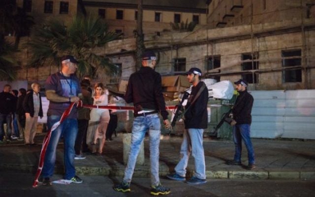 La police israélienne et les secours sur les lieux d'une attaque au couteau à Jaffa, qui a tué une personne et en a blessé 11 autres le 8 mars 2016. (Crédit : Matanya Tausig/Flash90) La police israélienne et les secours sur les lieux d'une attaque au couteau à Jaffa, qui a tué une personne et en a blessé 11 autres le 8 mars 2016. (Crédit : Matanya Tausig/Flash90)