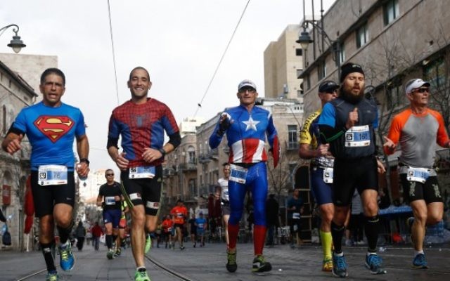 Des participants au 6e marathon de Jérusalem, le 18 mars 2016 (Crédit : Nati Shohat/Flash90)