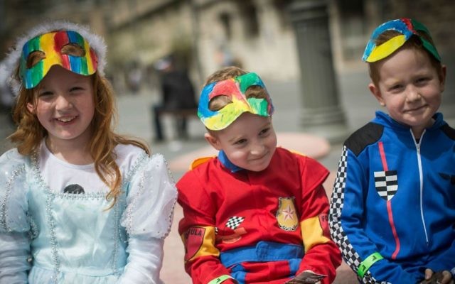 Des enfants israéliens habillés en costumes dans le centre de Jérusalem, pendant la fête juive de Pourim quand il est coutume de se déguiser, le 24 mars 2016 (Crédit : Hadas Parush / Flash90) Des enfants israéliens habillés en costumes dans le centre de Jérusalem, pendant la fête juive de Pourim quand il est coutume de se déguiser, le 24 mars 2016 (Crédit : Hadas Parush / Flash90)