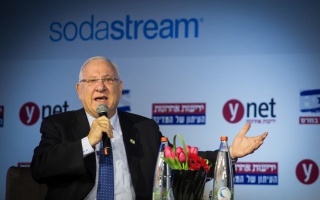 Le président Reuven Rivlin lors de la conférence  "Lutter contre le boycott" organisée par le journal Yedioth Ahronoth pour parler des questions et des moyens de lutter contre le mouvement BDS, au Jérusalem Convention Center, Jérusalem, le 28 mars 2016 (Crédit : Hadas Parush / Flash90)