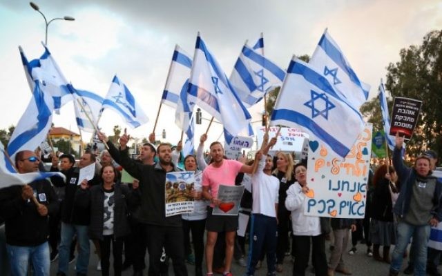 Des résidents de Beit Shemesh pendant un rassemblement de solidarité avec le soldat accusé de meurtre pour avoir tiré sur un assaillant palestinien désarmé à Hébron la semaine précédente, le 28 mars 2016. (Crédit : Yaacov Lederman/Flash90) Des résidents de Beit Shemesh pendant un rassemblement de solidarité avec le soldat accusé de meurtre pour avoir tiré sur un assaillant palestinien désarmé à Hébron la semaine précédente, le 28 mars 2016. (Crédit : Yaacov Lederman/Flash90)