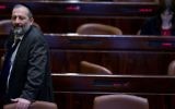 Le ministre de l'Intérieur Aryeh Deri à la Knesset le 28 mars 2016 (Crédit : Yonatan Sindel / Flash90)