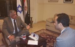 L'ambassadeur d'Israël en Egypte Haim Koren parle avec Akram Shaaban de la BBC en arabe , le 1er mars  2016  (Photo:  Page Facebook de l'ambassade d'Israël)
