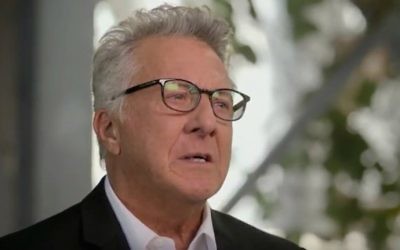 Les larmes montent aux yeux de Dustin Hoffman pendant la diffusion de "Finding your roots" sur PBS, le 8 mars 2016. (Crédit : capture d'écran YouTube)