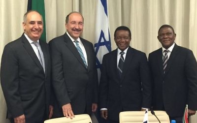 Le directeur du ministère des Affaires étrangères, Dore Gold (deuxième à gauche) avec son homologue sud-africain, Jerry Matjila (à sa gauche), l'ambassadeur d'Israël en Afrique du Sud Arthur Lenk (sur la droite) et l'ambassadeur sud-africain en Israël Sisa Ngombane, le 10 mars 2016. (Crédit : ministère des Affaires étrangères)