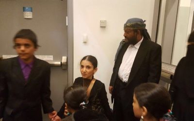 Le dernier groupe d'immigrants juifs en provenance du Yémen arrivant en Israël accompagné d'un ancien rouleau de la Torah, le 20 mars 2016. (Crédit : Arielle Di-Porto/Agence juive pour Israël)