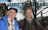 Un survivant de l'Holocauste Jack Adler (à gauche) avec son fils, Eli, à Auschwitz, où Jack était détenu pendant la Seconde Guerre mondiale (Crédit : Monise Neumann)