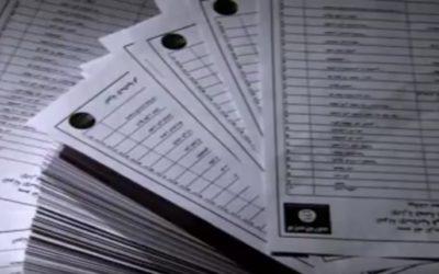 Les documents de l'Etat islamique recueilli par les journalistes de Sky News (Crédit : Capture d'écran YouTube/Sky News)