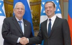 Le président Reuven Rivlin  avec le Premier ministre russe Dmitri Medvedev à Moscou le 17 mars 2015 (Crédit : Mark Neyman / GPO)