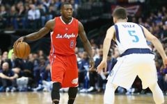 Nate Robinson, à gauche, jouant à un match contre les Mavericks de Dallas à l'American Airlines Center à Dallas, Texas, le 13 mars 2015. (Crédit : Ronald Martinez / Getty Images via JTA)