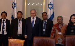 Le Premier ministre Netanyahu et des journalistes indonésiens, le 28 mars 2016 (Credit : Haim Tzach/GPO)