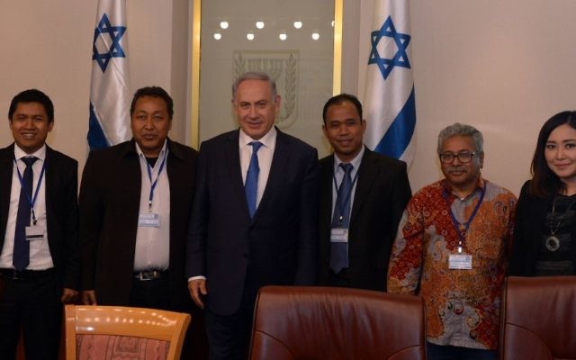 Le Premier ministre Netanyahu et des journalistes indonésiens, le 28 mars 2016 (Credit : Haim Tzach/GPO) Le Premier ministre Netanyahu et des journalistes indonésiens, le 28 mars 2016 (Credit : Haim Tzach/GPO)