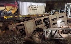 Les wagons qui ont déraillé après un accident de train à Dimona, le 14 mars 2016. (Crédit : porte-parole de la police israélienne)