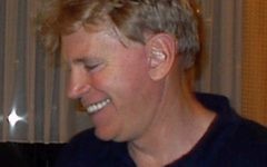 David Duke, ancien représentant du KKK, leader de la suprématie blanche, en Allemagne en 2002. (Crédit : Aubignosc, CC BY-SA 3.0, via WikiCommons)
