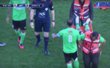 Des brancardiers aident un joeur du Maccabi Ahi Nazareth à sortir du terrain, le samedi 5 mars 2016 (Crédit : Capture d'écran YouTube)
