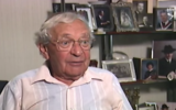 Rabbi Erwin Schild parlant à Yad Vashem (Crédit : Capture d'écran YouTube)