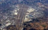 Vue aérienne de l'aéroport Toulouse–Blagnac (Crédit : CC BY Hynek Moravec, Wikipedia)