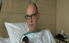 Walter Benjamin pendant son entretien avec la Deuxième chaîne israélienne depuis son lit d'hôpital à Bruxelles, le 28 mars 2016. (Crédit : capture d'écran Deuxième chaîne )