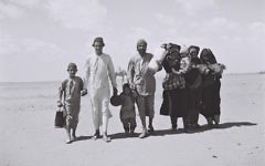Des Juifs yéménites marchant vers Aden, où se trouve un camp d'accueil, avant leur émigration vers Israël, en 1949. (Crédit : Kluger Zoltan/Israeli National Photo Archive/public domain)