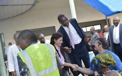 La fondatrice et présidente d'Innovation Africa Sivan Yaari et la star de la NBA Dikembe Mutombo en visite à l'hôpital Biamba Marie Mutombo de Kinshasa, au Congo. (autorisation)