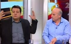 Ayman Odeh (à gauche), député de la Liste arabe unie, et Nissan Slomiansky, député de HaBayit HaYehudi, à la télévision le 29 février 2016. (Capture d'écran Deuxième chaîne)