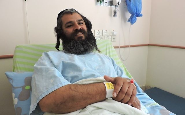 Yonatan Azriaev se remet de ses blessures à l'hôpital de Petah Tikva, le 10 mars 2016. (Crédit : Ben Sales, via JTA)
