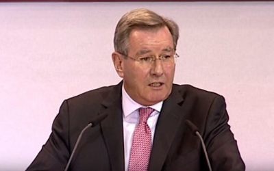 Karl Hopfner, le dirigeant de l'équipe de football du Bayern Munich lors d'une conférence de presse le 29 novembre 2014 (Crédit : Capture d'écran YouTube)