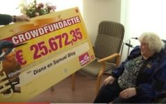 Diana Blog, survivante de l'Holocauste qui a été brutalement attaqué dans une agression antisémite l'année dernière, a accepté un chèque de plus de 25000€ le 23 février 2016. (Crédit : capture d'écran YouTube/geenstijl)