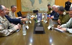 Des représentants des Etats-Unis, y compris le président des chefs d’Etat major Staff Joseph Dunford et l'ambassadeur Dan Shapiro, rencontrent les officiels militaires israéliens, y compris le ministre de la Défense Moshe Yaalon et le chef d'Etat major Gadi Eizenkot, au quartier général du ministère de la Défense à Tel Aviv, le 3 mars 2016. (Crédit : Ariel Hermoni/ministère de la Défense)