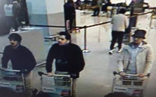 Capture d'écran des vidéos de surveillance de l'aéroport de Bruxelles, le 22 mars 2016, montrant les trois suspects des attentats. (Crédit : capture d'écran YouTube) Capture d'écran des vidéos de surveillance de l'aéroport de Bruxelles, le 22 mars 2016, montrant les trois suspects des attentats. (Crédit : capture d'écran YouTube)