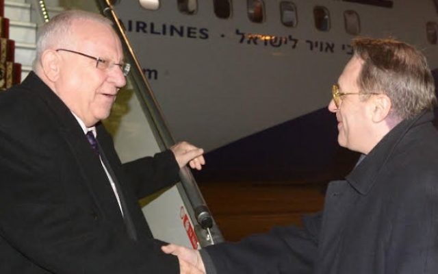 Le président Reuven Rivlin arrive à Moscou, le 15 mars 2016. (Crédit : Mark Nyman/GPO) Le président Reuven Rivlin arrive à Moscou, le 15 mars 2016. (Crédit : Mark Nyman/GPO)