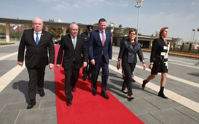 Le président du Parlement chypriote, Yiannakis L. Omirou, et le président de la Knesset Yuli Edelstein, le 3 mars 2016 (Crédit : Itzik Harari) Le président du Parlement chypriote, Yiannakis L. Omirou, et le président de la Knesset Yuli Edelstein, le 3 mars 2016 (Crédit : Itzik Harari)