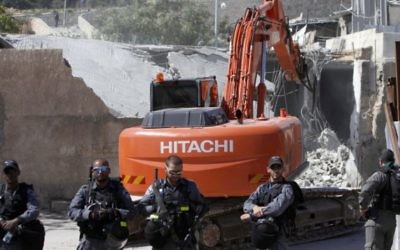 Les forces de sécurité israéliennes montent la garde lors de la démolition d'une maison construite sans permis de construire dans le quartier d'A-Tur à Jérusalem Est le 24 avril 2013 (Crédit photo: Sliman Khader / Flash90)