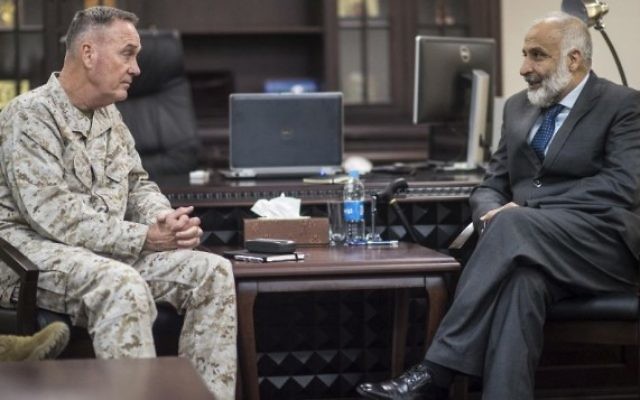 Joseph F. Dunford Jr., le chef d'état-major des armées américaines, et le ministre afghan de la Défense Masoom Stanekzai, au ministère de la Défense à Kaboul, en Afghanistan, le 2 mars 2016 (Crédit : D. Myles Cullen / Département de la Défense) Joseph F. Dunford Jr., le chef d'état-major des armées américaines, et le ministre afghan de la Défense Masoom Stanekzai, au ministère de la Défense à Kaboul, en Afghanistan, le 2 mars 2016 (Crédit : D. Myles Cullen / Département de la Défense)