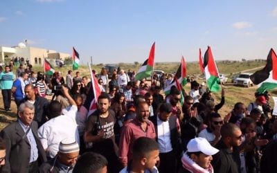 Des manifestants pendant la Journée de la Terre dans le village bédouin d'Umm al-Hiran, dans le Néguev, le 30 mars 2016. (Crédit : autorisation de la Liste arabe unie)