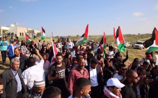 Des manifestants pendant la Journée de la Terre dans le village bédouin d'Umm al-Hiran, dans le Néguev, le 30 mars 2016. (Crédit : autorisation de la Liste arabe unie) Des manifestants pendant la Journée de la Terre dans le village bédouin d'Umm al-Hiran, dans le Néguev, le 30 mars 2016. (Crédit : autorisation de la Liste arabe unie)