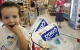 Photo illustrative / Un enfant dans un caddie à un supermarché (Crédit : Nati Shohat/Flash90)