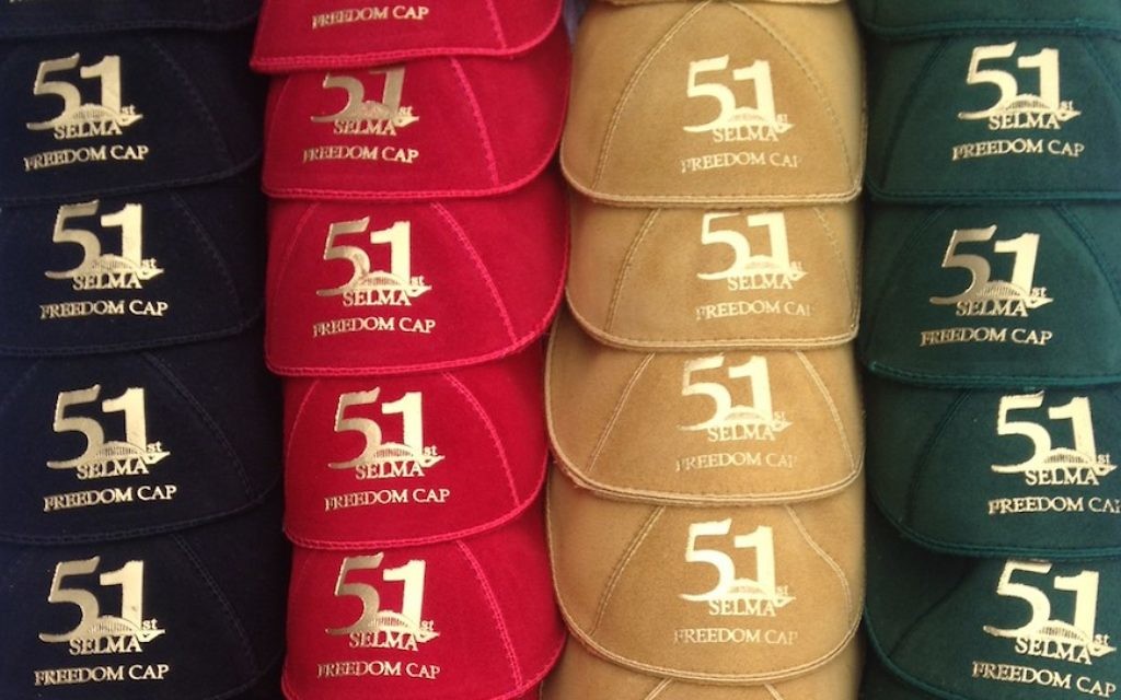 Les "kippas de la liberté" que Marc Daniels a emporté à la marche du 51ème anniversaire de la marche de Selma, le 10 mars 2016. (Crédit : autorisation de Marc Daniels)