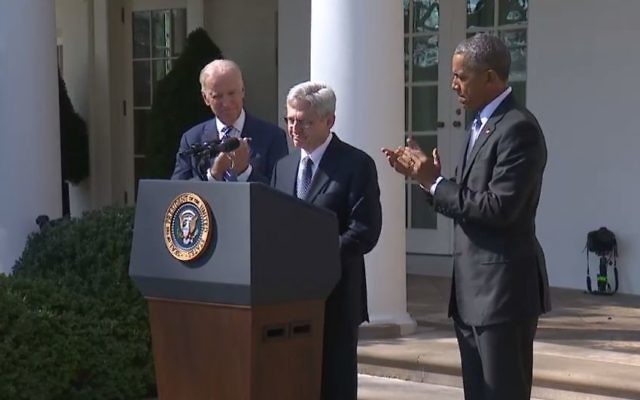 Merrick Garland à la Maison Blanche, aux côtés de Barack Obama, à droite, et Joe Biden, a gauche, le 16 mars 2016 (Crédit : Capture d'écran YouTube / WH.gov) Merrick Garland à la Maison Blanche, aux côtés de Barack Obama, à droite, et Joe Biden, a gauche, le 16 mars 2016 (Crédit : Capture d'écran YouTube / WH.gov)
