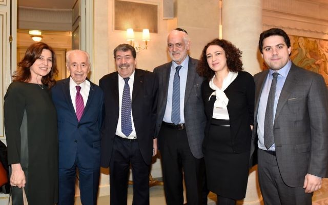 Shimon Peres à l'hôtel Le Meurice lors d'une rencontre interconfessionnelle avec Aliza Ben Nun, Delphine Horvilleur, Michel Serfaty et Abderrahmane Dahmane à Parls, France, le 24 mars 2016 (Crédit : Erez Lichtfeld) Shimon Peres à l'hôtel Le Meurice lors d'une rencontre interconfessionnelle avec Aliza Ben Nun, Delphine Horvilleur, Michel Serfaty et Abderrahmane Dahmane à Parls, France, le 24 mars 2016 (Crédit : Erez Lichtfeld)