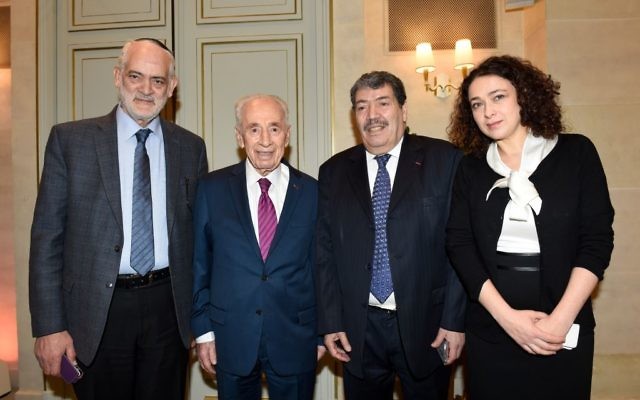 Shimon Peres à l'hôtel Le Meurice lors d'une rencontre interconfessionnelle avec Delphine Horvilleur, Michel Serfaty et Abderrahmane Dahmane à Parls, France, le 24 mars 2016 (Crédit : Erez Lichtfeld) Shimon Peres à l'hôtel Le Meurice lors d'une rencontre interconfessionnelle avec Delphine Horvilleur, Michel Serfaty et Abderrahmane Dahmane à Parls, France, le 24 mars 2016 (Crédit : Erez Lichtfeld)