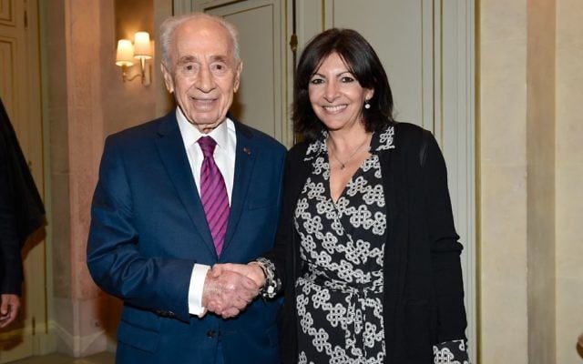 Shimon Peres avec Anne Hidalgo à l'hôtel Le Meurice lors d'une rencontre interconfessionnelle à Paris, France, le 24 mars 2016 (Crédit : Erez Lichtfeld) Shimon Peres avec Anne Hidalgo à l'hôtel Le Meurice lors d'une rencontre interconfessionnelle à Paris, France, le 24 mars 2016 (Crédit : Erez Lichtfeld)
