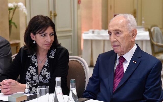 Shimon Peres avec Anne Hidalgo à l'hôtel Le Meurice lors d'une rencontre interconfessionnelle à Paris, France, le 24 mars 2016 (Crédit : Erez Lichtfeld) Shimon Peres avec Anne Hidalgo à l'hôtel Le Meurice lors d'une rencontre interconfessionnelle à Paris, France, le 24 mars 2016 (Crédit : Erez Lichtfeld)