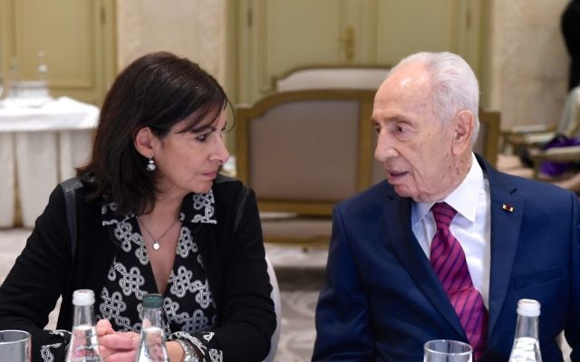 Shimon Peres avec Anne Hidalgo à l'hôtel Le Meurice lors d'une rencontre interconfessionnelle à Paris, France, le 24 mars 2016 (Crédit : Erez Lichtfeld) Shimon Peres avec Anne Hidalgo à l'hôtel Le Meurice lors d'une rencontre interconfessionnelle à Paris, France, le 24 mars 2016 (Crédit : Erez Lichtfeld)