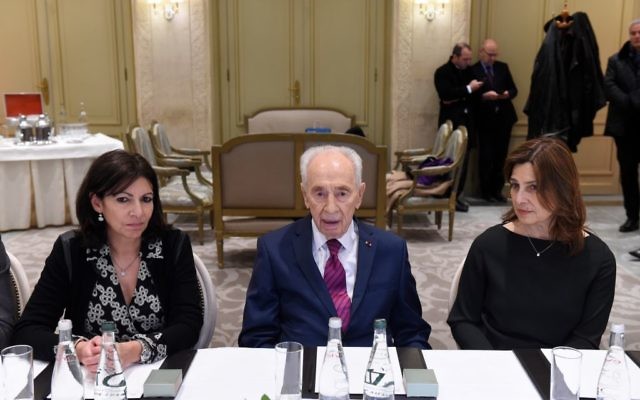 Shimon Peres à l'hôtel Le Meurice lors d'une rencontre interconfessionnelle avec Anne Hidalgo, la maire de Paris et des dirigeants religieux, à Parls, France, le 24 mars 2016 (Crédit : Erez Lichtfeld) Shimon Peres à l'hôtel Le Meurice lors d'une rencontre interconfessionnelle avec Anne Hidalgo, la maire de Paris et des dirigeants religieux, à Parls, France, le 24 mars 2016 (Crédit : Erez Lichtfeld)