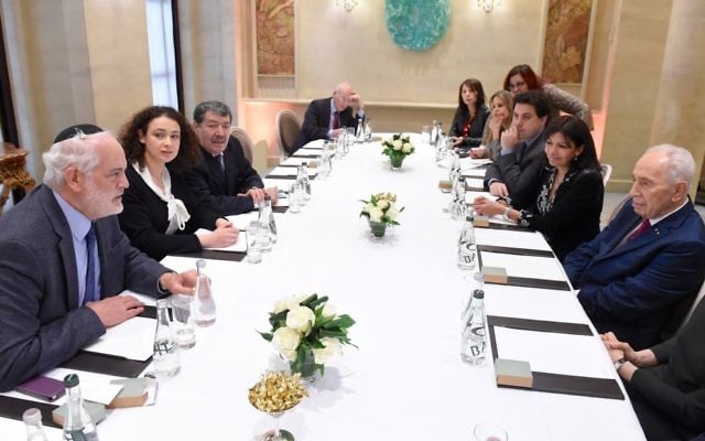 Shimon Peres et Anne Hidalgo à l'hôtel Le Meurice lors d'une rencontre interconfessionnelle avec Aliza Ben Nun, Delphine Horvilleur, Michel Serfaty et Abderrahmane Dahmane à Parls, France, le 24 mars 2016 (Crédit : Erez Lichtfeld) Shimon Peres et Anne Hidalgo à l'hôtel Le Meurice lors d'une rencontre interconfessionnelle avec Aliza Ben Nun, Delphine Horvilleur, Michel Serfaty et Abderrahmane Dahmane à Parls, France, le 24 mars 2016 (Crédit : Erez Lichtfeld)