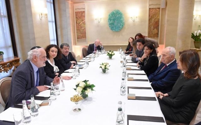 Shimon Peres et Anne Hidalgo à l'hôtel Le Meurice lors d'une rencontre interconfessionnelle avec Aliza Ben Nun, Delphine Horvilleur, Michel Serfaty et Abderrahmane Dahmane à Paris, France, le 24 mars 2016 (Crédit : Erez Lichtfeld) Shimon Peres et Anne Hidalgo à l'hôtel Le Meurice lors d'une rencontre interconfessionnelle avec Aliza Ben Nun, Delphine Horvilleur, Michel Serfaty et Abderrahmane Dahmane à Paris, France, le 24 mars 2016 (Crédit : Erez Lichtfeld)