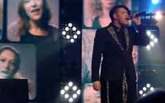 Le chanteur Hovi Star chante "Made of Stars" pour se qualifier pour représenter Israël à l'Eurovision 2016. (Crédit : capture d'écran YouTube)