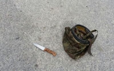 Le couteau utilisé dans l'attaque de Hébron, à côté d'un casque de l'armée israélienne, le 24 mars 2016. (Crédit : autorisation)