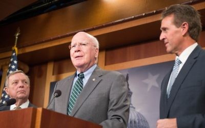 Le sénateur démocrate Patrick Leahy (centre), le 29 janvier 2015 (Crédit : CC BY/Démocrates du Sénat, Flickr)